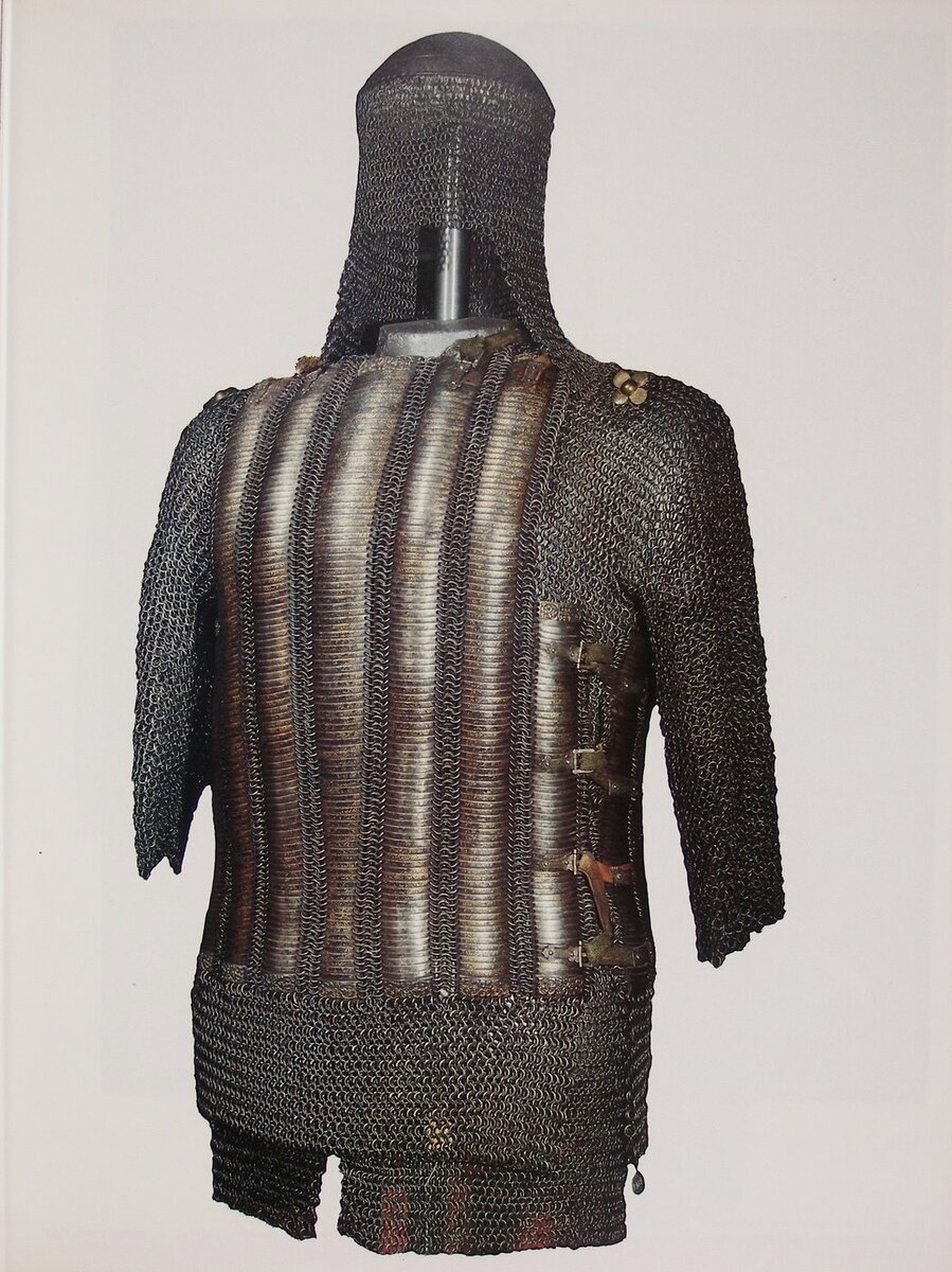 Бахтерец царя Михаила Фёдоровича Романова. Изготовлен мастером Кононом Михайловым в 1620 году. Хранится в Оружейной палате. Работники музея зачем-то "надели" бахтерец на панцирь. При среднем весе бахтерца около 10кг это - явный перебор.