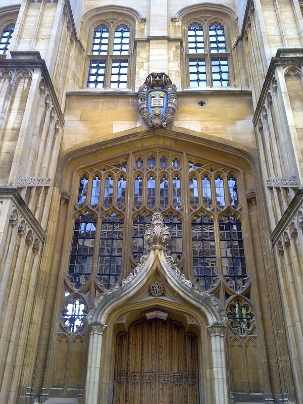 https://upload.wikimedia.org/wikipedia/commons/thumb/4/4e/External_door_north_face_oxford_divinity_school.jpg/600px-External_door_north_face_oxford_divinity_school.jpg