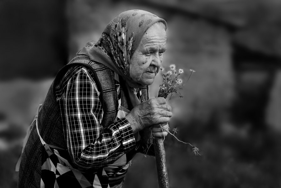 Горе бабушки. Старенькая бабушка. Старушка с корзинкой. Фотосессия с бабушкой.