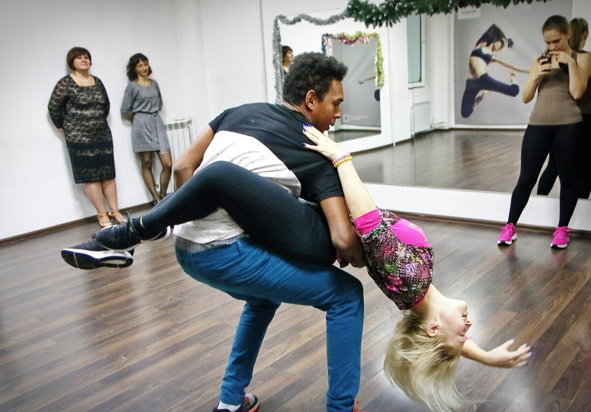 карточки танец. дети танцуют мультяшные. дети танцуют рисунок. I can танцевать. танцы мультяшные.