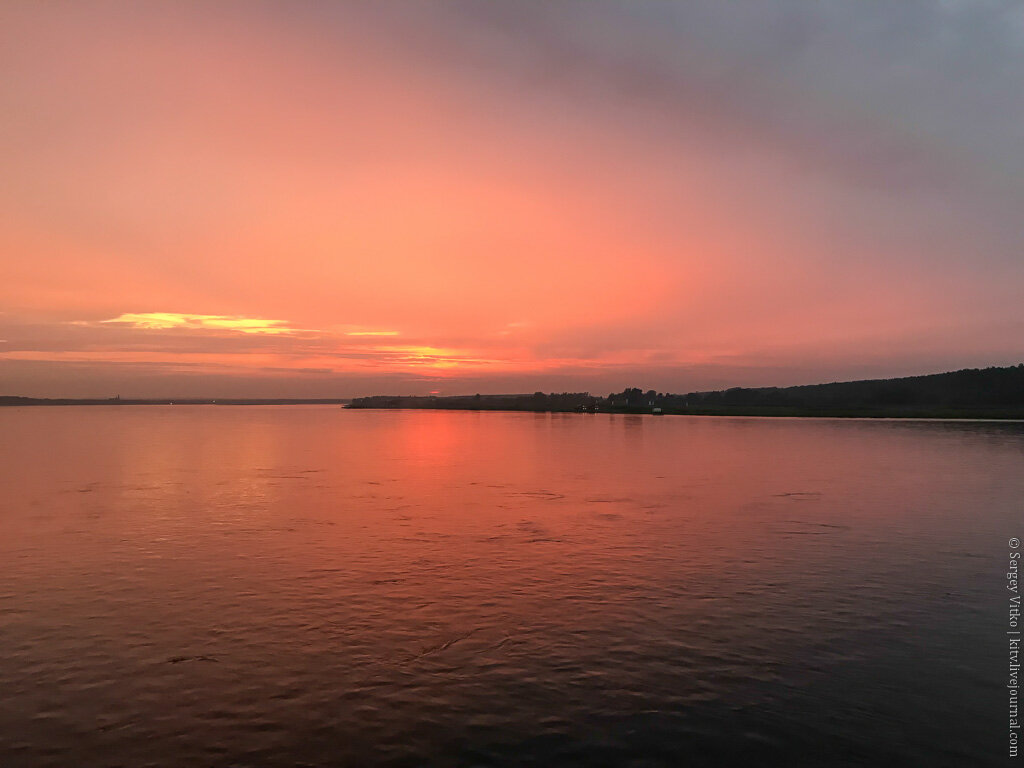 01. К слову, одиннадцать лет назад, в виду опоздания теплохода, стоянка в Енисейске была сокращена всего до 10-15 минут. Пассажиры вышли и еще больше подсело на борт, и вперед на север. К тому же с борта теплохода смотреть было не на что. Темнота да и только.

