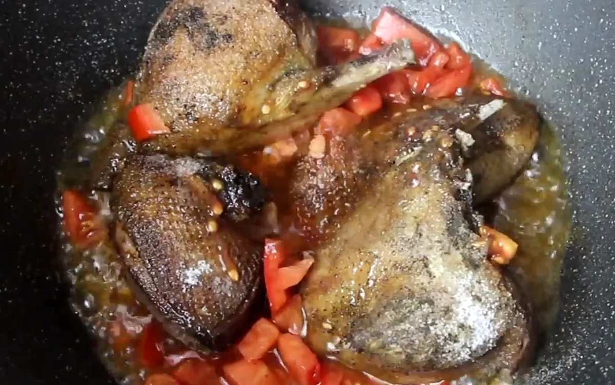 К утке добавить соль и перец, а так же нарезанные помидоры.