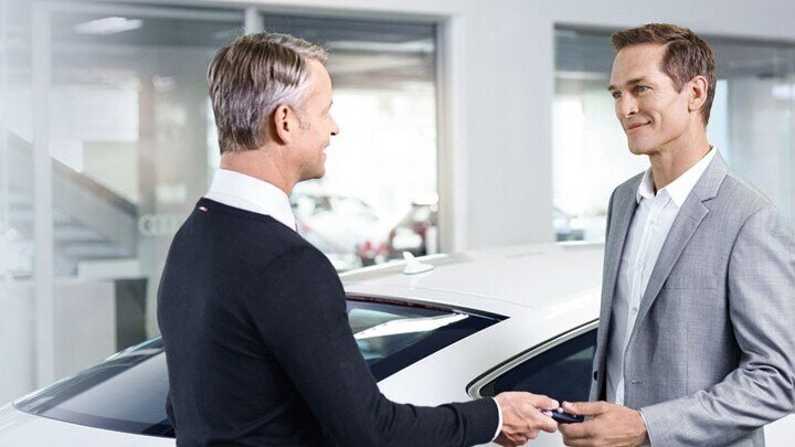 Будьте вежливы и не грубите с теми кто вам продает какую либо технику.