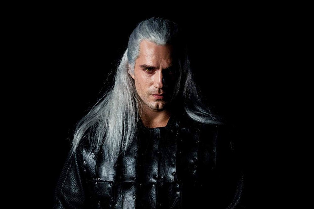 Мои глаза! Мой мозг! Недавно начала читать Ведьмака (дошла до "Крещение огнем"). Решила сравнить книгу с сериалом - товарищи, сто просто ППЦ! Уже с первых кадров очень много ляпов и несоответствия.

Когда Геральт входит в башню, то он из лохматого мужика в плаще вдруг превращается в причесанного и без плаща. WTF? Когда он успел снять плащ и причесаться?

Рэнфри вообще-то пришла к Геральту не в лесу, а в дом (по книге). где он остановился.

Цири впервые встречается с Геральтом совсем еще малышкой, а тут девка на выданье уже. Это как вообще?! Да и волосы у нее должны быть пепельными, а не пшеничными.

Если не прочитать книги, то фильм понять вообще нереально. Скачки сюжета от одного события к другому, совершенно не связанных друг с другом. То прошлое, то настоящее, фиг поймешь что вообще происходит и как вся эта хрень, на экране мелькающая, связана.
К просмотру НЕ РЕКОМЕНДУЮ!

