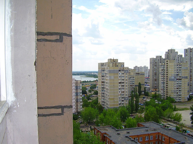 Трущобы владивостока. Окно с видом на кладбище. Самый плохой вид из окна. Вид из окна на помойку. Ужасный вид из окна.