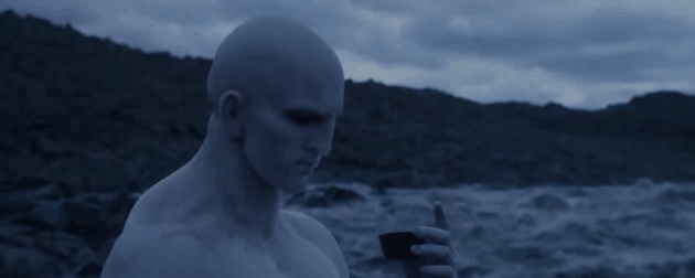 Налил чай в чужую кружку и по крошкам от печеньки понял, что забыл прежде помыть ее