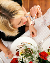 Для того чтобы устроить романтический ужин для любимой «половинки», вовсе не обязательно ждать 14 февраля или 8 Марта. И даже выходных ждать не стоит – организовать приятный вечер можно и в середине рабочей недели, главное, не проспать назавтра на работу. «Сюрприз» и «загадка» – эти слова должны стать девизом предстоящего вечера. А чтобы этот самый вечер не стал для любимой громом средь ясного неба, начинайте артподготовку с самого утра. Напишите на длинной полоске бумаги записку со словами любви и обещанием чудного вечера в конце трудового дня, а также предупредите о сюрпризах. Разорвите бумажную ленту на несколько частей и разложите их в разных местах. Одну, например, в ванной, другую – на кухне, рядом с кофеваркой, третью подложите в косметичку или в сумочку. Разложите кусочки «пазла» так, чтобы любимая девушка составила из них послание во время утренних сборов.