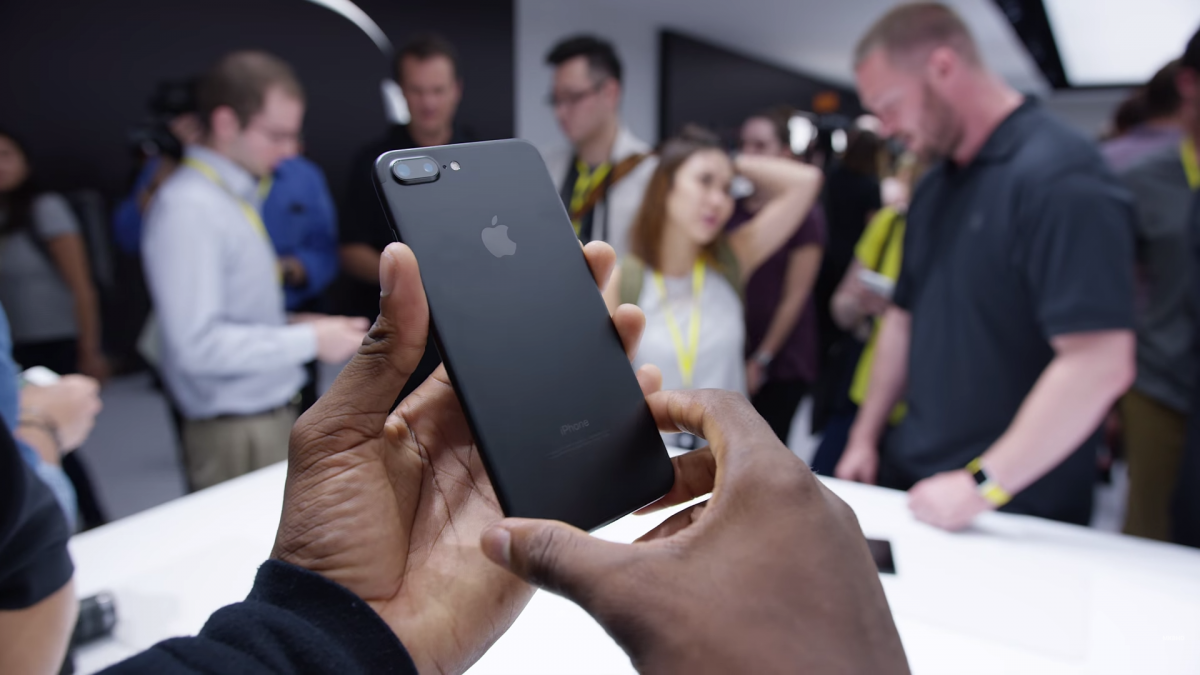 iPhone 7 Plus в цвете Matte Black.