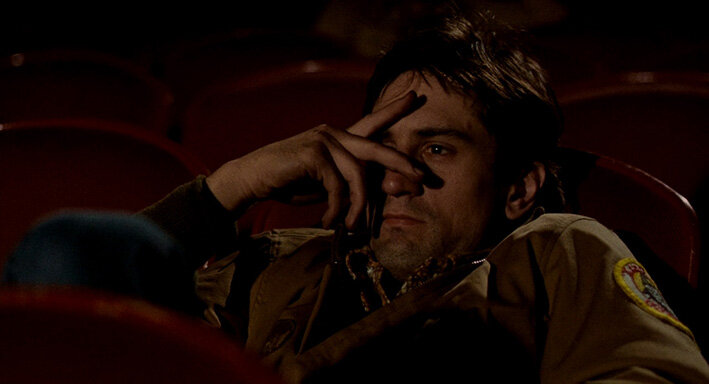 Смотрит порно в кинотеатре