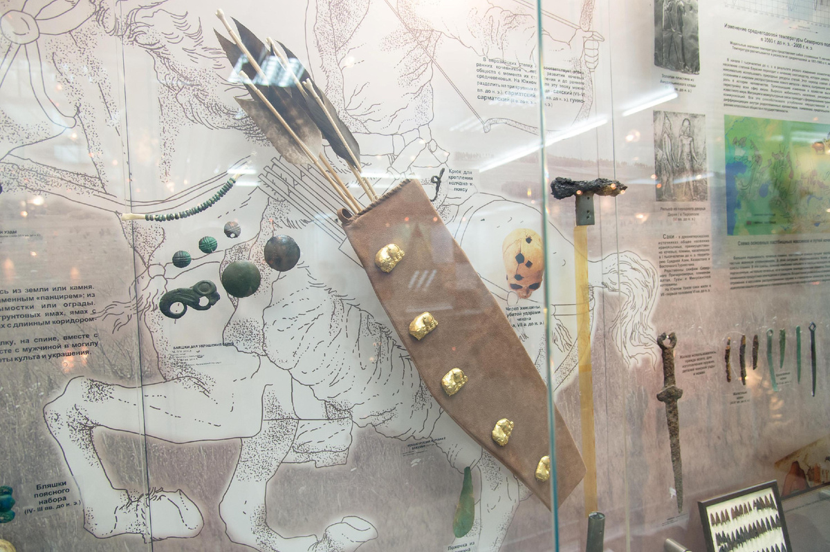 Витрина учебного музея ЮУрГУ «Наука и технологии Урала».