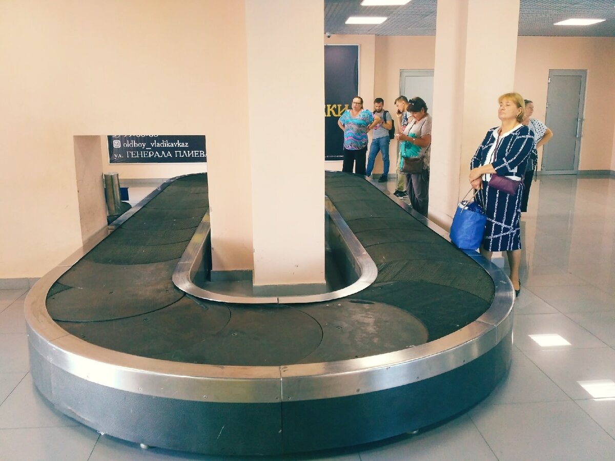 Так выглядит зона получения багажа. Всего одна лента