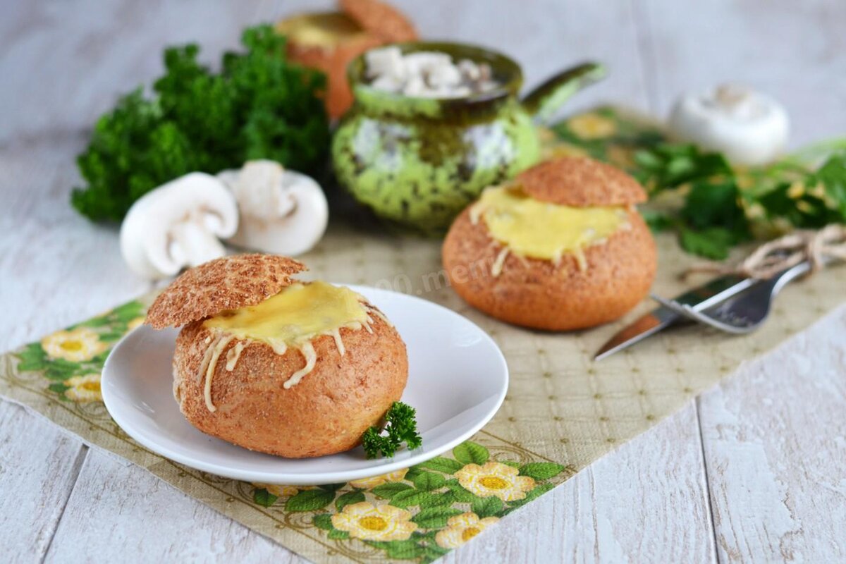 Жюльен в булочке с курицей и грибами