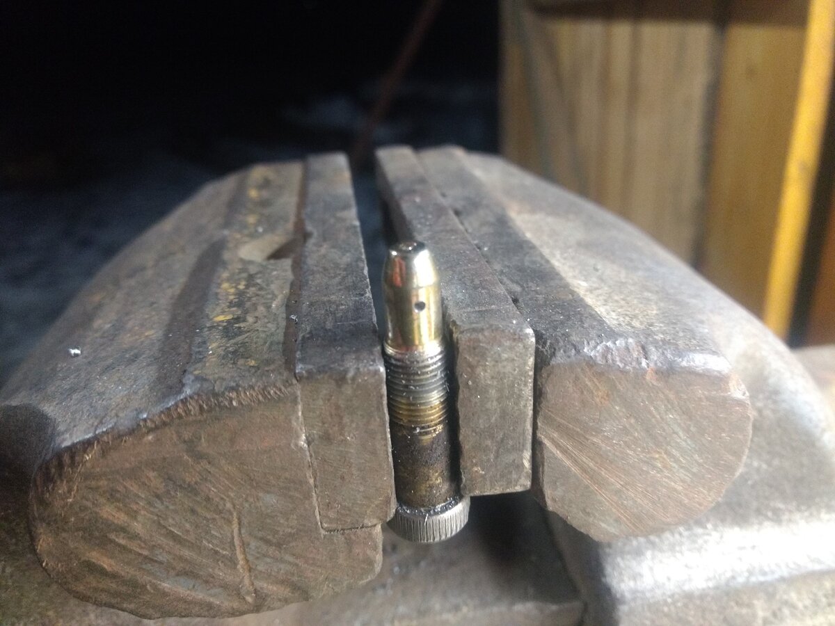 Сквозное отверстие сбоку