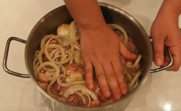 Подавите лук и перемешайте маринад руками чтобы мясо лучше пропиталось - источник Яндекс.Картики