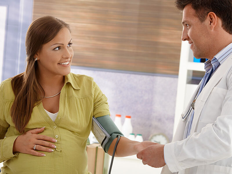 Женщина забеременела в 55. Консультация специалистов при беременности. Беременные мужчина доктор. Профосмотр беременных.
