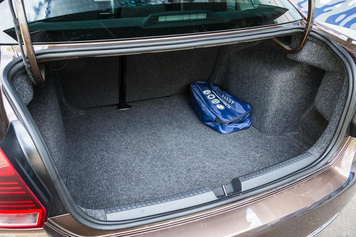 Объём багажников также отличается, поэтому не стоит забывать о том, что шкода рапид это лифтбэк, а это означает что багажник этого автомобиля немного вместительнее багажника фольцваген поло. В багажник фольцваген поло можно вместить всего три колеса размером R16