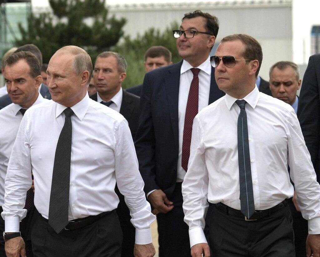 Путин и медведев фото вместе рост