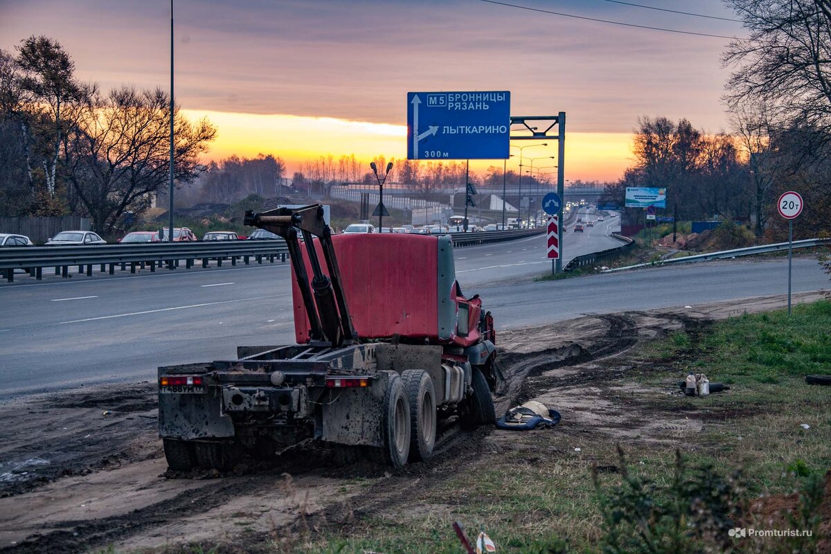 У самосвала на ходу открылся кузов и застрял под мостом. Как такое возможно? ??