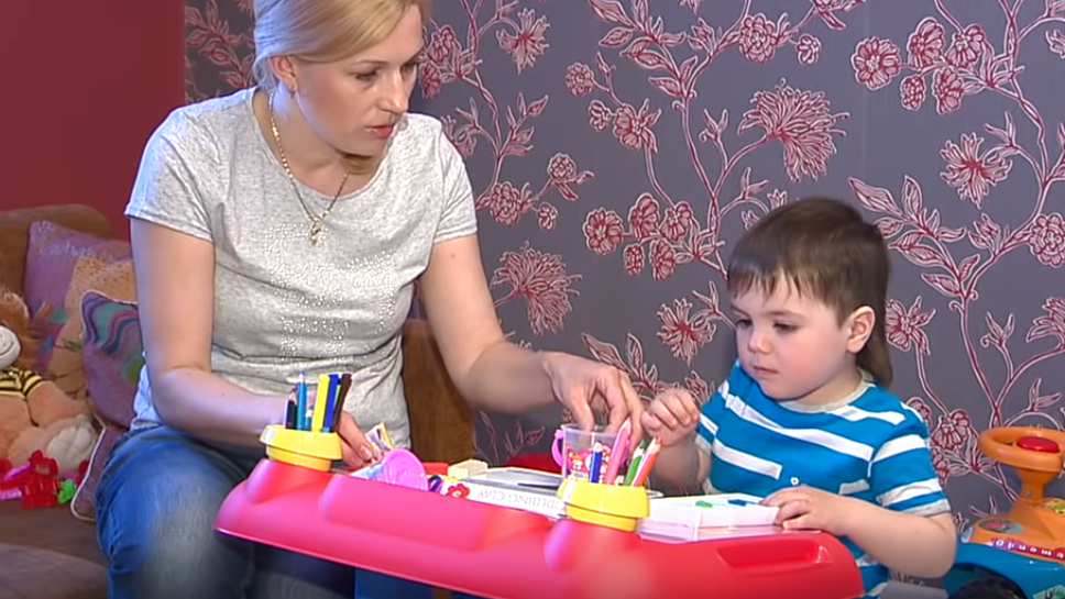 Мама с малышом лепят из пластилина