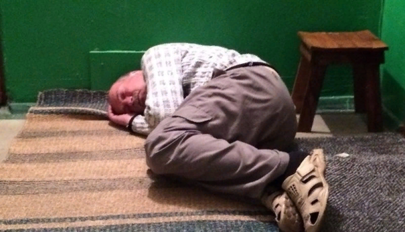 Фото из яндекс.картинки Примерно так выглядел наш сосед по коммуналке, только вместо собственной руки под голову клал обычно мои кроссовки))