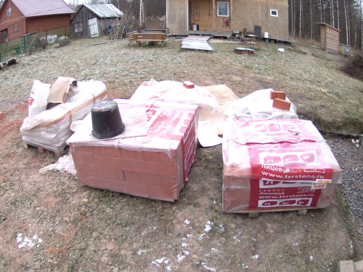 Кирпич и глинопесчаную смесь оставляю на улице в пачках.