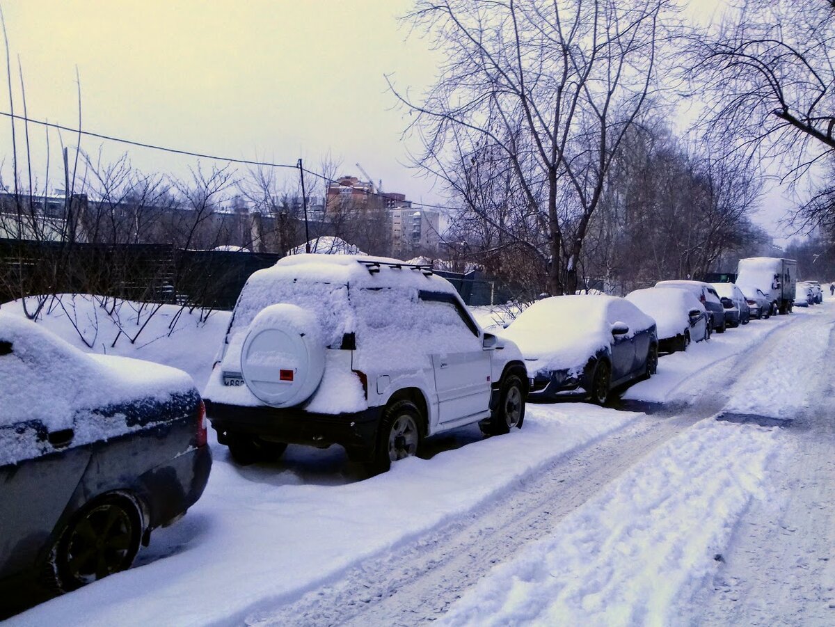 Вот такая история с парковочными местами целые сутки. На автомобилях просто перестали ездить. И такая ситуация не только в нашем дворе, но в принципе по всему городу. Узнал почему. Фото автора.