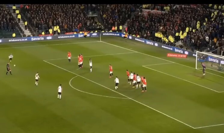 На этом штрафном ударе можно было выиграть с коэффициентом 3,2. Уэйн Руни бьет штрафной в концовке матча кубка Англии между Дерби Каунти и Манчестер Юнайтед