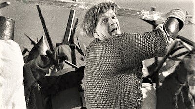 Кадр из фильма «Александр Невский». Василий Буслаев с оглоблей.