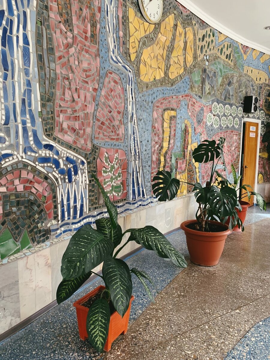 Мозаики внутри бювета источника №4