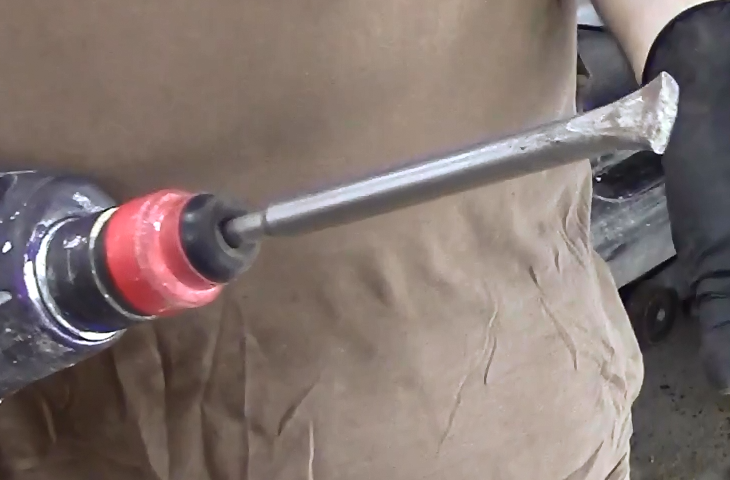 Использую обломок зубила.