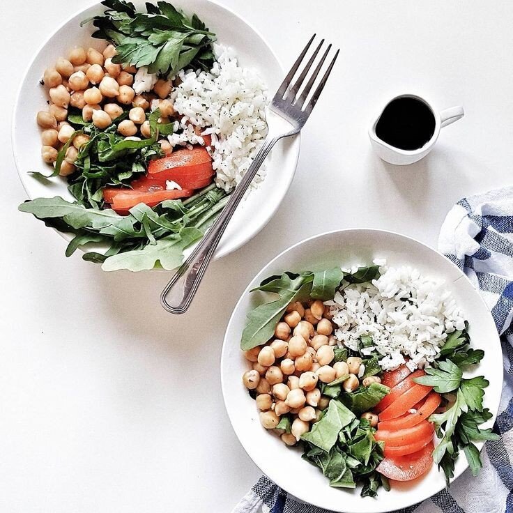 Здесь нут, рис, шпинат, руккола, петрушка, заправка-бальзамический уксус.