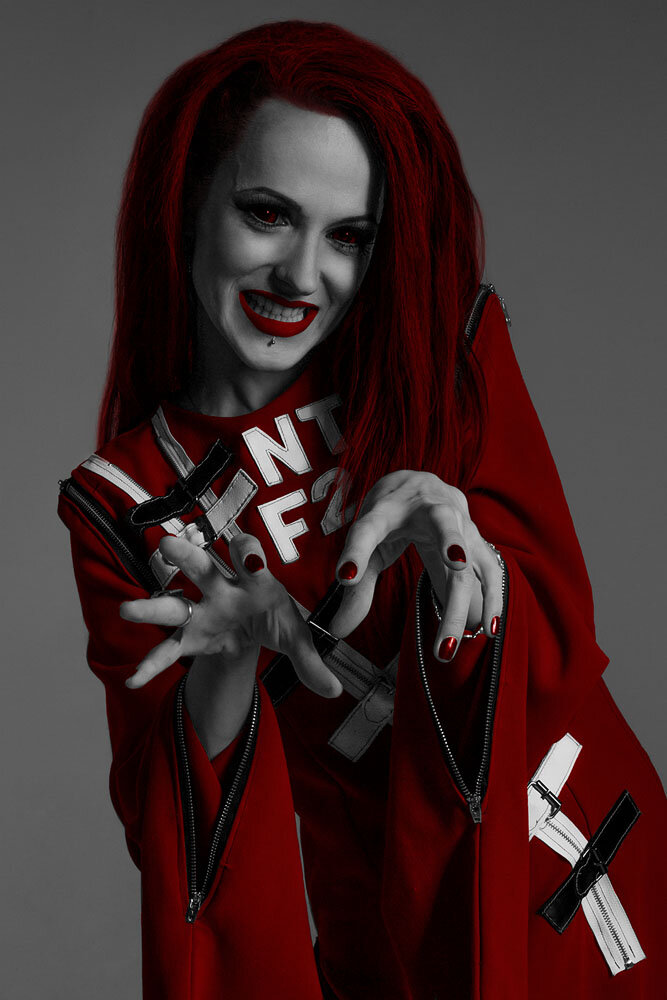 F20.1 вокал -  Гебефрени́ческая шизофрени́я (от др.греч. ἥβη — юность, φρενός — ум, разум) — один из подтипов шизофрении, характеризующийся наличием в поведении выраженных черт детскости, хихиканьем, самодовольством, улыбкой без причины, гримасами, царственными манерами, шалостями. Могут присутствовать бред и галлюцинации. Возможно увлечение религией и теоретическими науками (например, философией) 