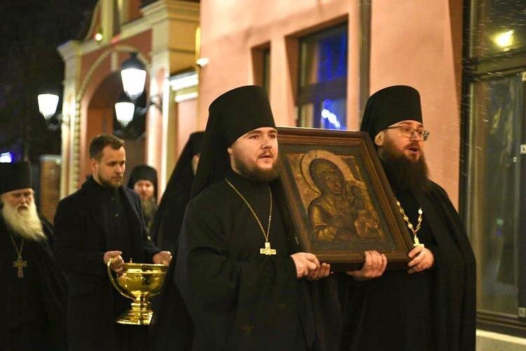 Министр культуры  не верит в силу молитв и бдений, и Патриарх не верит - приказал крестов и рук  в церквях не целовать... 