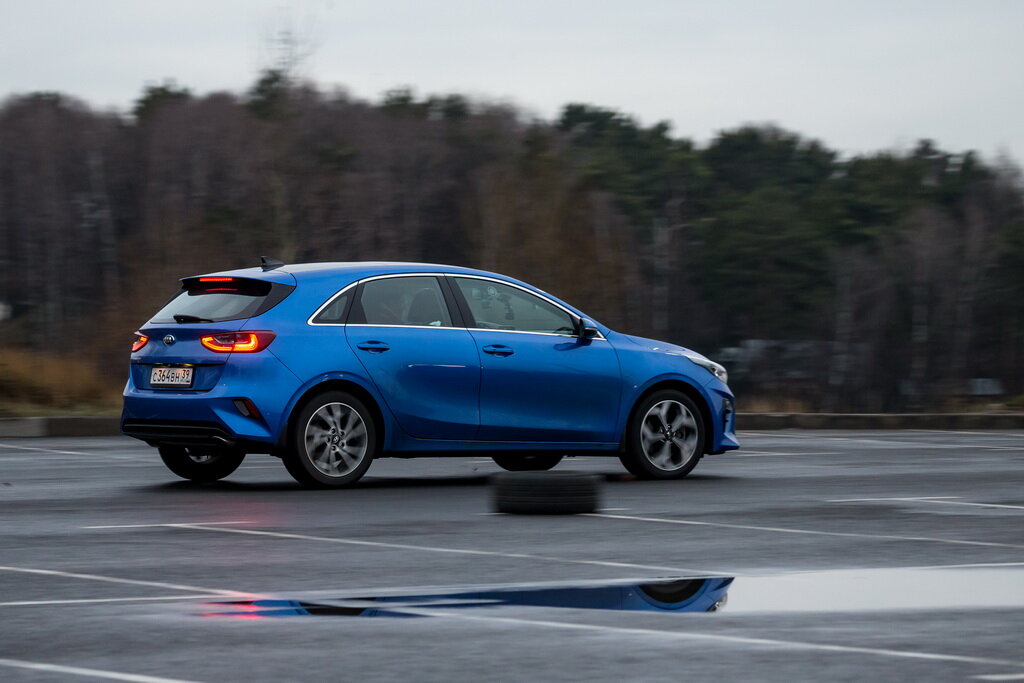 Подвеска Киа Сид настроена на активную езду и хорошо справляется со своей задачей: ехать быстро в поворотах.