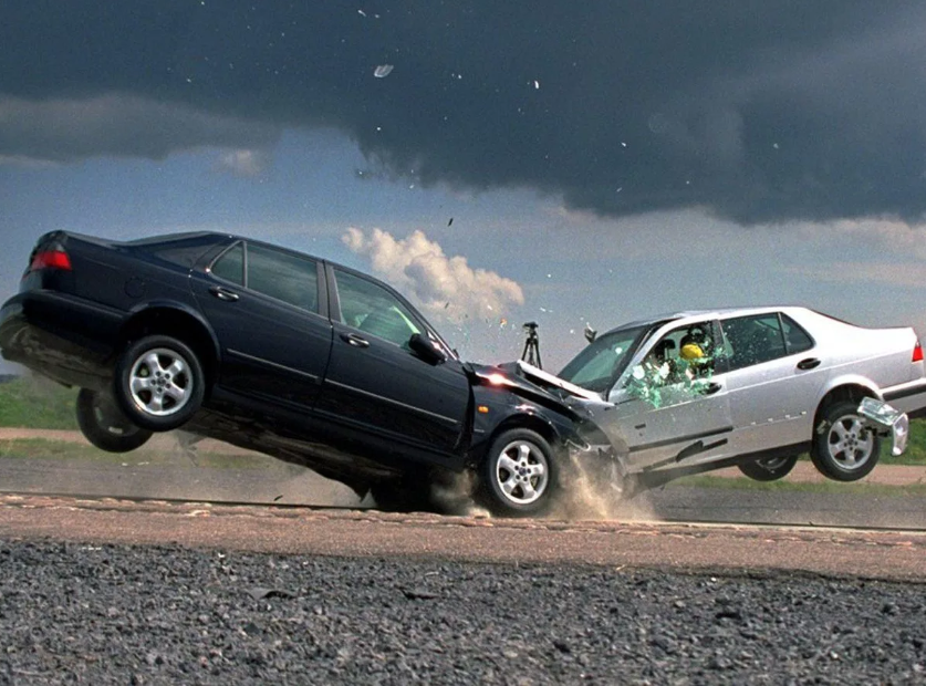 В этой статье обсудим насколько безопасны сейчас автомобили? Почему не сделать машину еще более прочной, и над чем поработали инженеры, чтобы предотвратить плачевные последствия при аварии? 
В литре бензина содержится около 56 мегаджоулей химической энергии. Это больше, чем при взрыве такого же количества тротила. И этой энергии хватило бы на целый день работы тостера. Машины работают благодаря сжиганию бензина, которое превращает химическую энергию в кинетическую, способствуя движению машины. Восемьдесят процентов энергии теряется в виде тепла в двигателе, но 20 процентов от 56 миллионов джоулей - это по-прежнему очень много. Необходимо всего 5 чайных ложек бензина, чтобы разогнать 2-ух тонную машину от 0 до 60 км/ч. Это не кажется большим количеством топлива, но энергия машины, которая движется со скоростью 60 км/ч, сравнима с энергией слона или скорее стегозавра, сброшенного с третьего этажа. Чтобы машине остановится, вся эта энергия должна куда-то деться. Если машину останавливают тормоза, они рассеивают энергию с помощью нагрева (и последующего охлаждения) тормозных колодок и дисков. А в случае столкновения, энергия рассеивается деформацией передней части машины. И так как медленная остановка лучше быстрой, машины тщательно спроектированы сминаться при столкновении. Это продлевает время столкновения и остановка требует менее интенсивного тормозящего ускорения.

Большое ускорение очень плохо влияет на человеческие мозги и органы. Но людям не очень нравится водить машины с длинным передом. У большинства машин есть 50 см сминаемого пространства, в котором они должны рассеять энергетический эквивалент. Деформация передней части машины должна выдерживать силу, которая равна четверти тяги основного двигателя шаттла. Больше половины контролируемого смятия должна принять на себя пара стальных реек, соединяющих основную часть машины с бампером, которые сгибаются и деформируются, чтобы впитать энергию и замедлить машину. Всю оставшуюся энергию должна впитать деформация остального металла, находящегося впереди машины. Это спланированное разрушение дает возможность машине замедлятся быстро, но с приемлемой и стабильной скоростью.

Если бы машины были очень твердыми, то они бы останавливались настолько быстро, что ускорение в них превышало бы в 15 и более раз то, которое испытывают космонавты на тренировке. Такие огромные перегрузки не совместимы с жизнью. Инженеры научились делать машины со сминаемыми частями, создающими внутри безопасную зону. Полностью твердые машины не подходят для безопасности водителя и пассажиров. В полностью твердых машинах даже при столкновении на совсем небольшой скорости (30 - 40 км/ч) могли бы погибать люди.