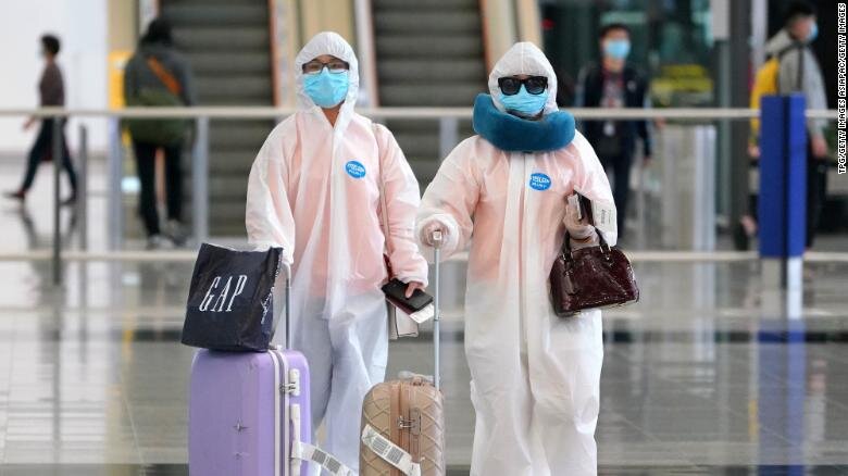 Прибытие в аэропорт Гонконга 18 марта было замечено в тяжелом защитном снаряжении против нового коронавируса.