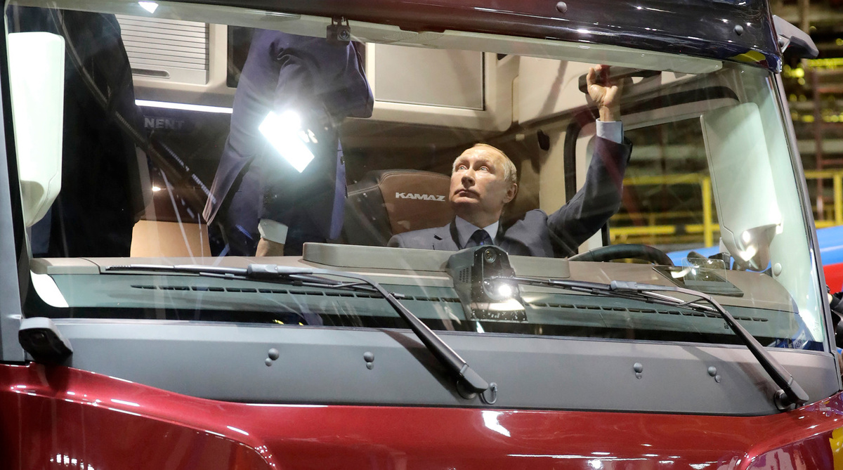 В прототип установили гибридную силовую установку, предполагается, что машина сможет проходить на электрическом ходу несколько десятков километров. В кабине есть только одно место — для водителя, на приборной панели появились несколько крупных дисплеев, в том числе по бокам — вместо зеркал заднего вида. Концепт оснастили микроволновой печью, мультиваркой, умывальником, зеркалом и сейфом. Есть и полка для сна, которая находится в передней части салона под крышей и опускается при необходимости. Прототип также получил систему автоматического управления с возможностью перестраиваться из полосы в полосу без участия водителя.«Континент» — не концепт-трак, а демонстрационный образец будущего серийного продукта, не случайно грузовику уже присвоили отраслевой индекс — КАМАЗ-54907. «2020» создан на основе пошедшего в серию в этом году магистрального тягача -54901 с кабиной K5, унифицированной с кабиной Mercedes-Benz Actros поколения BM963 (выпускается с 2012 года). Сами челнинцы условно называют «Континент» прототипом тягача следующего поколения K6.