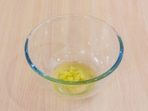 Готовим маринад.
В масло добавить выдавленный через чеснокодавку чеснок.