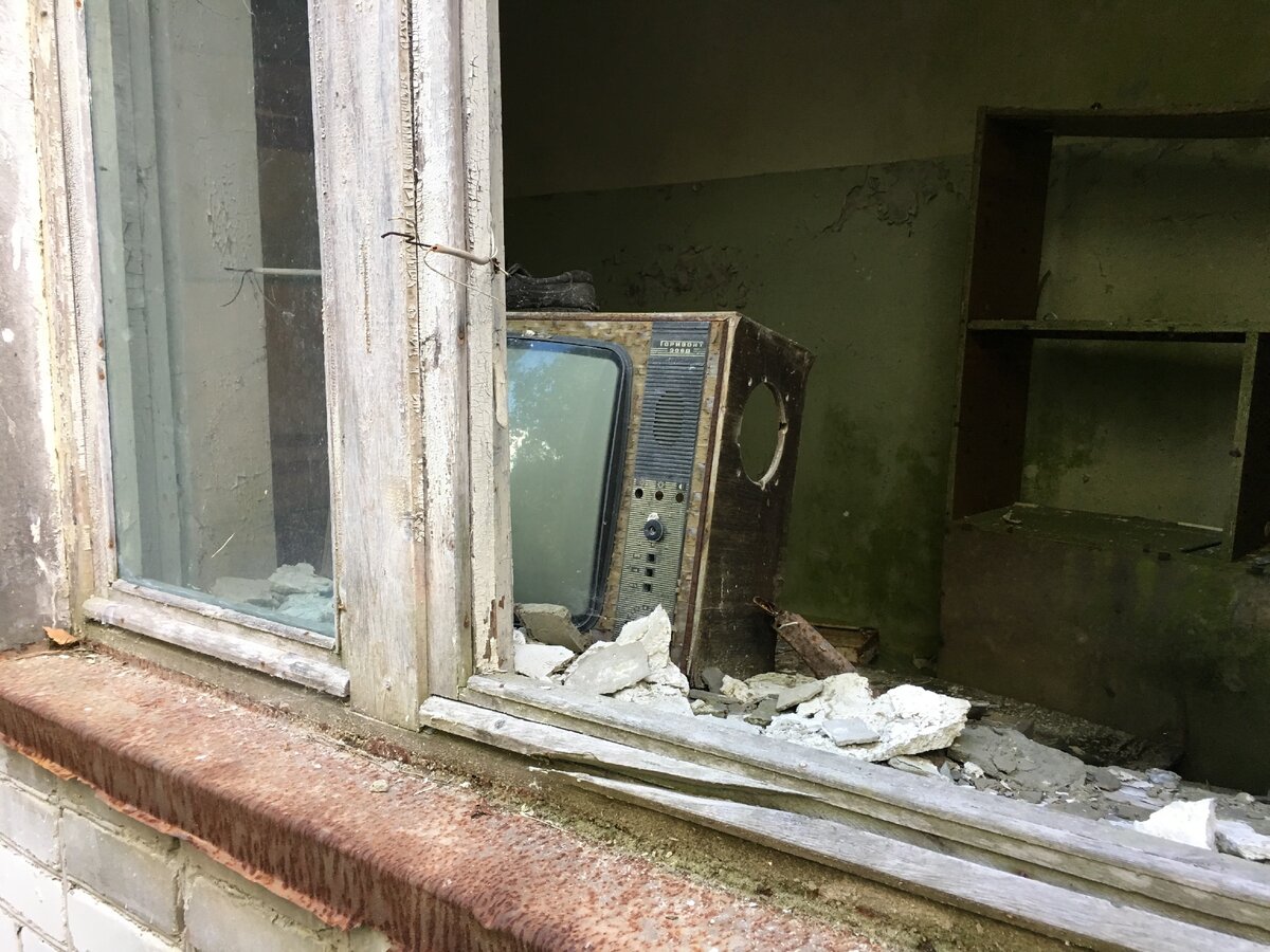 Покинутая гостиница в военном городке Чернобыль-2, где находится огромный военный радар