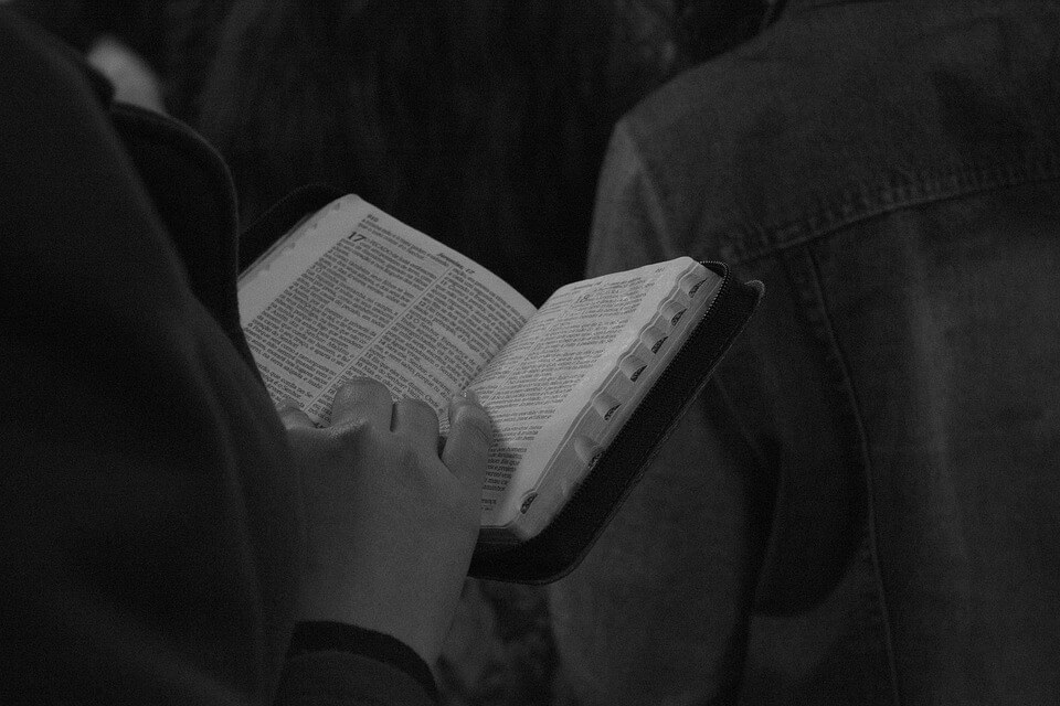 Библия в храме