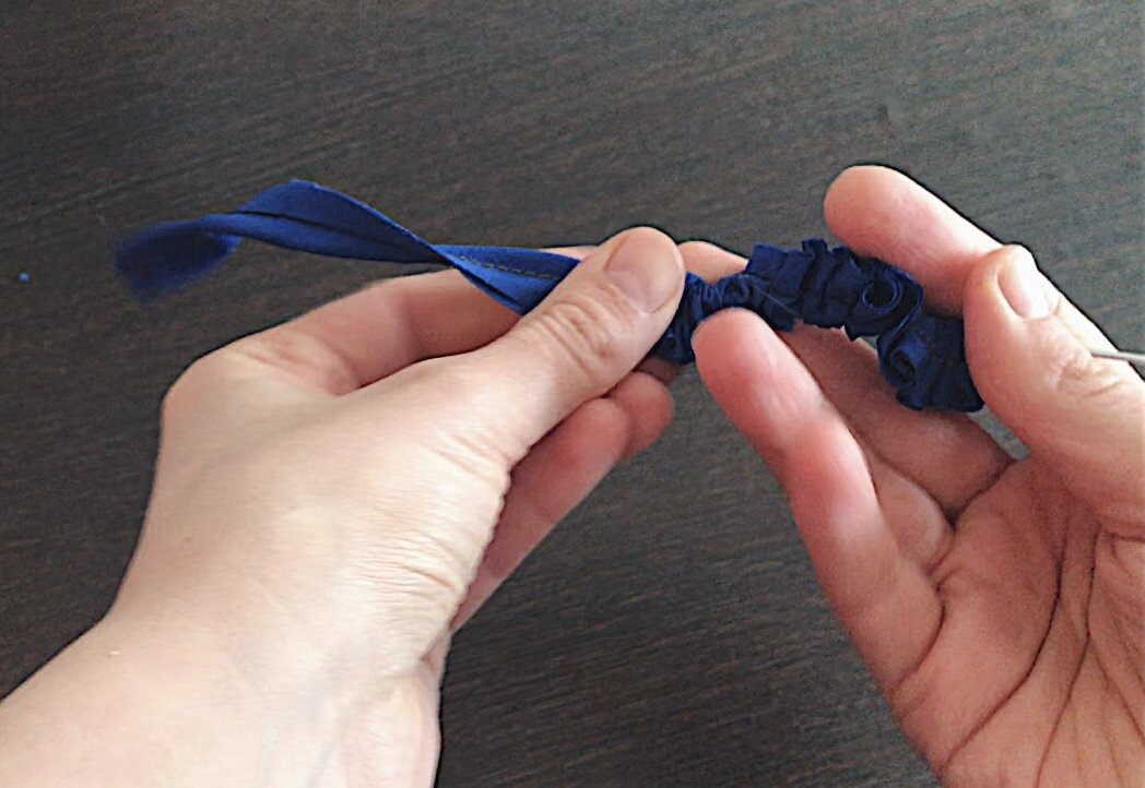 Игла засовывается в свободный конец