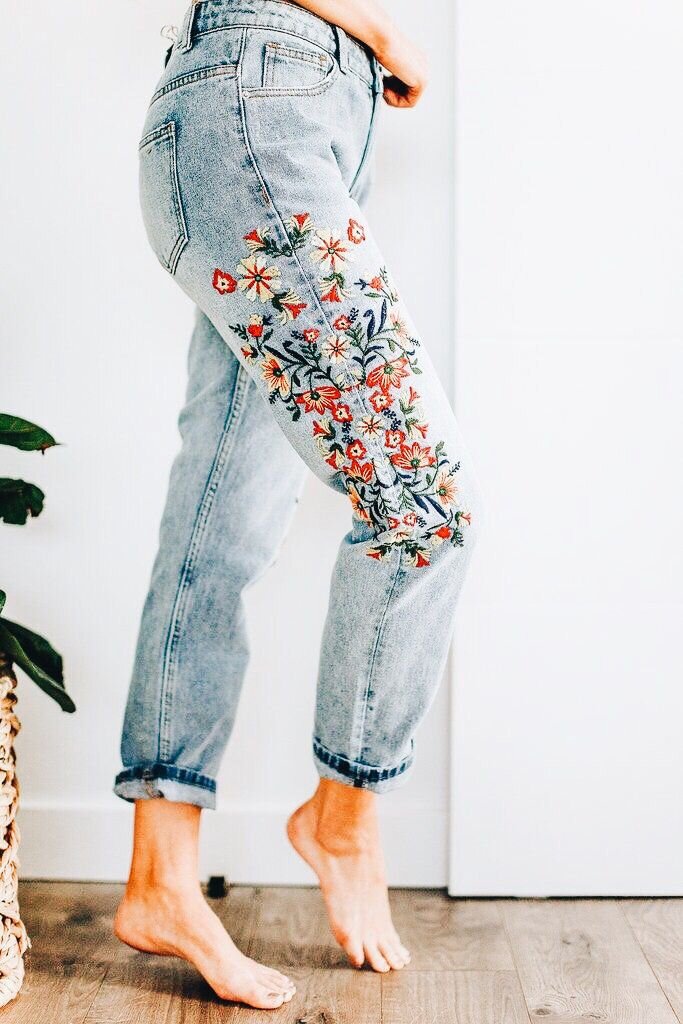 Женские джинсы с вышивкой