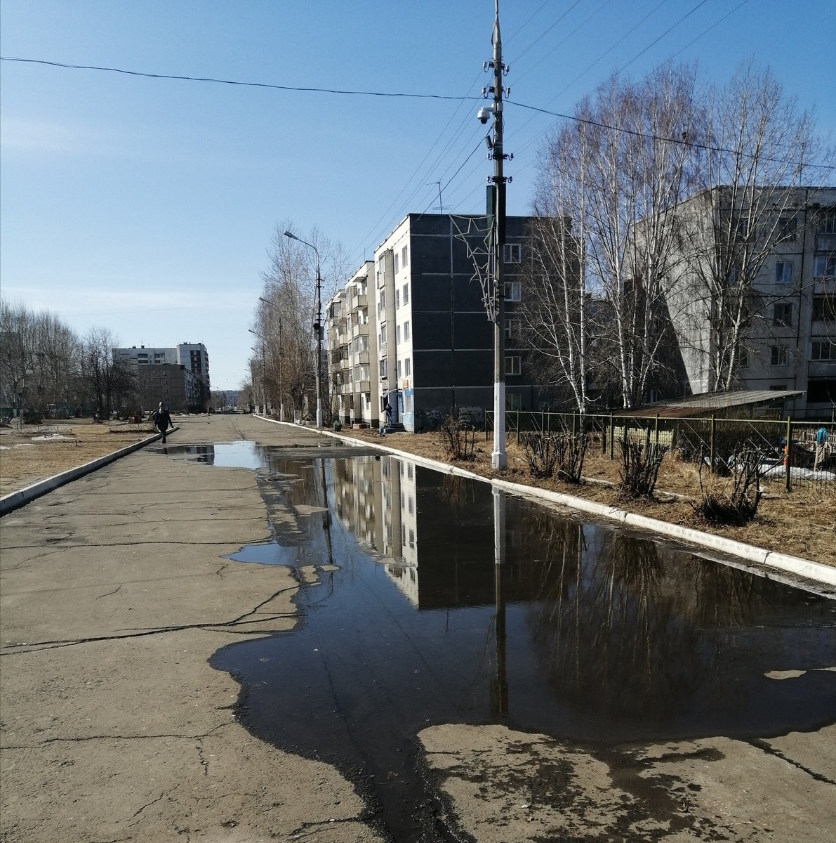 Дом  на себя любуется) 