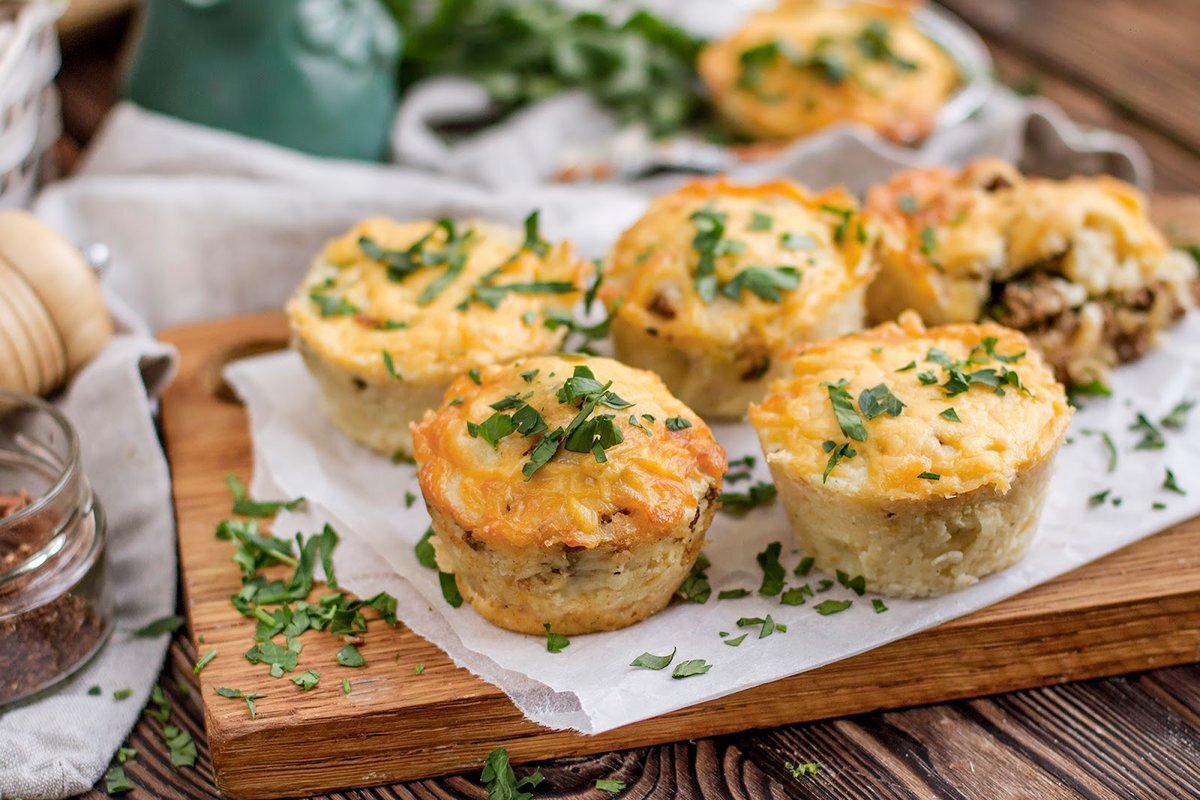 Ингредиенты: - куриное филе отварное 370 гр
- сыр твердый 100 гр
- болгарский перец 40 гр
- лук зеленый и укроп по вкусу
- 2 яйца
- сметана 15% 150 гр (можно снизить калорийность за счет йогурта или мягкого творога)
- соль, перец по вкусу
🔹Приготовление:
1. грудку измельчить ножом или в блендере
2. перец, зелень и лук нарезать
3. яйца немного взбить вилкой
4. все ингредиенты смешать, добавить сметану и тертый сыр, еще раз хорошо перемешать, посолить по вкусу (сыр уже соленый!)
5. смесь разложить по формочкам и запечь при 180 С минут 30-35
Приятного аппетита!