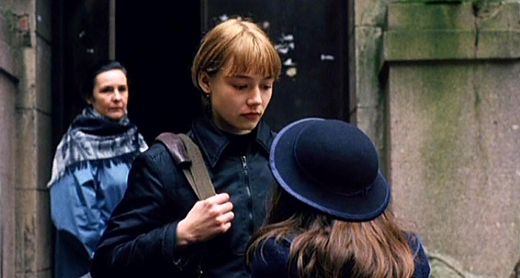 Картинка из яндекс.поиска. Кадр из фильма "Сёстры"