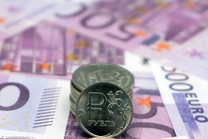 Мнения экспертов о том, что будет с рублем в 2020 году, были оптимистичными. Но прогнозы на начало года не сбылись, так как экономику пошатнула внезапная вспышка инфекции и падение цен на нефть. О последних новостях 1 час назад сообщают официальные источники, на основе которых мы и составили данный итоговый материал. 
До начала эпидемии эксперты призывали россиян хранить сбережения в отечественной валюте, убеждая в том, что российский рубль стабилен. К примеру, Г. Греф говорил в интервью телеканалу «Россия 1» о том, что его сбережения размещены в российской валюте. Его слова о стабильности национальной валюты подтверждались позицией рубля и небольшим, но уверенным, его ростом в отношении доллара. В начале года доллар упал к рублю с отметки в 68 до 61.                                                                                      Последнюю неделю рубль стал немного выправлять свои позиции. Это связано во многом с договоренностями России и Саудовской Аравии о снижении количества добычи «черного золота». Как результат – рост цены на углеводород и повышение рубля по отношению к американской и единой европейской валюте.