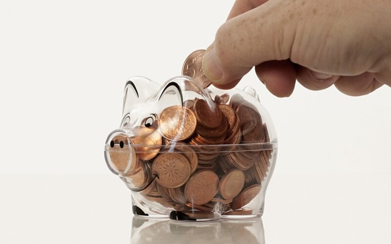 Это первый редут вашей финансовой защиты. Деньги на таком счете и приносят доход, и сохраняют ликвидность (то есть их можно в любой момент снять со счета без потери процентов). В случае финансовых проблем можно обратиться к этой заначке и занять у себя самого деньги до зарплаты. 
Но важно соблюдать дисциплину. При первой же возможности деньги на счет нужно вернуть. И желательно с процентами. Это будет стимулировать вас меньше обращаться к этой копилке.

P.S. При общем объеме накоплений в миллион рублей, ликвидный резерв должен составлять 100 тысяч рублей.