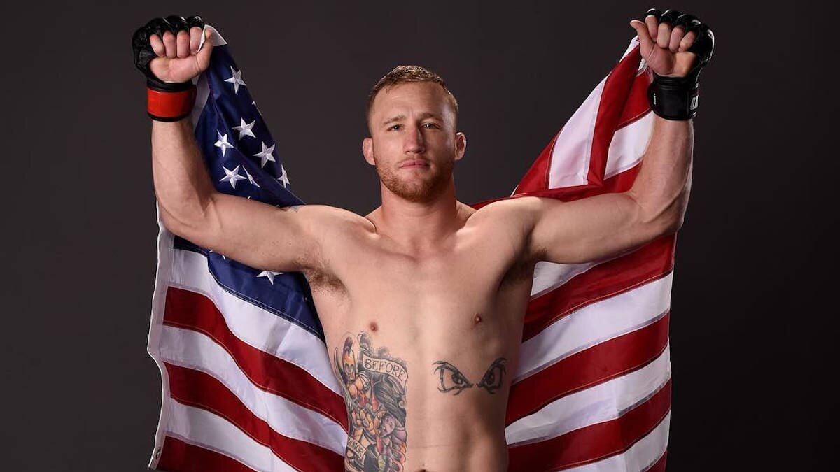 Джастин Гейджи с флагом США.