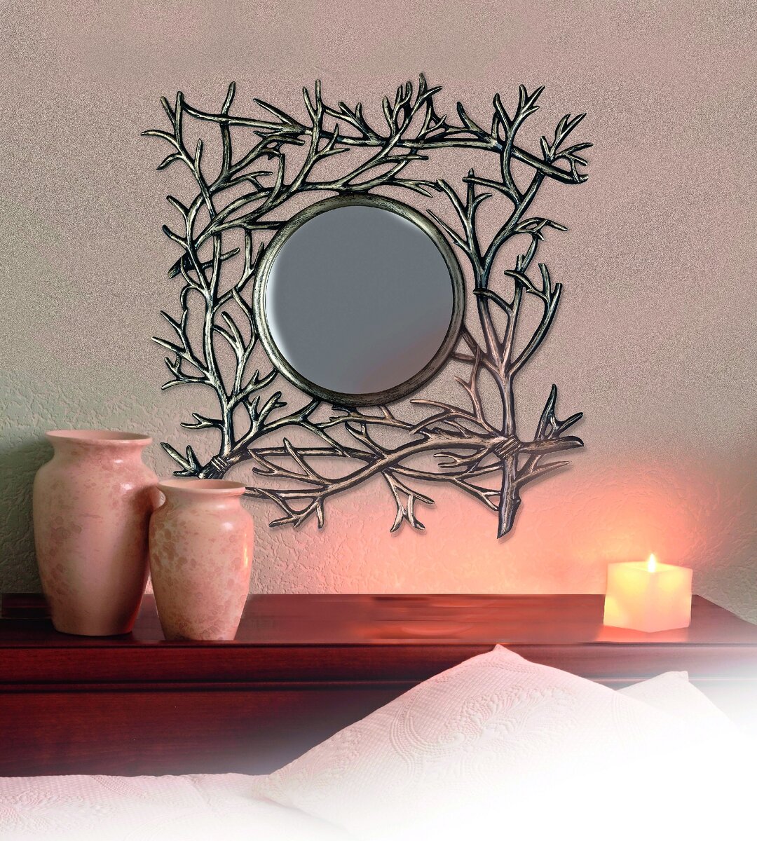 Изысканная метал­лическая рама придаст очарование спальной комнате.  Kenroy Home, США