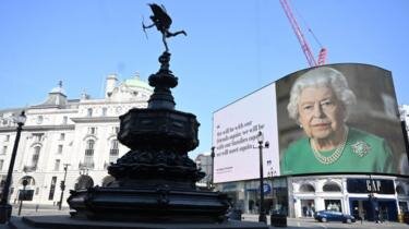 На знаменитом рекламном щите на лондонской площади Пикадилли показывают обращение королевы